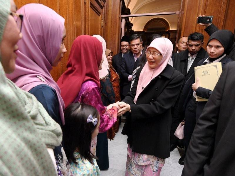 Timbalan Perdana Menteri yang juga Menteri Pembangunan Wanita, Keluarga dan Masyarakat, Datuk Seri Dr Wan Azizah Wan Ismail bersalaman bersama sebahagian rakyat Malaysia ketika hadir pada sesi ramah mesra bersama rakyat Malaysia di United Kingdom yang diadakan di Suruhanjaya Tinggi Malaysia di London pada Khamis malam. - Foto Bernama