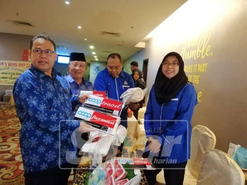 Abdul Fattah (depan) melihat pameran disediakan sempena Hari Wanita Desa Antarabangsa 2018 di Hotel Kinta Riverfront, hari ini.