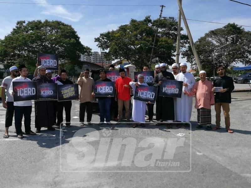 Himpunan atau Flashmob Suara Solidariti Bantah ICERD ini diadakan di hadapan Masjid Daerah Seberang Perai Utara di sini.