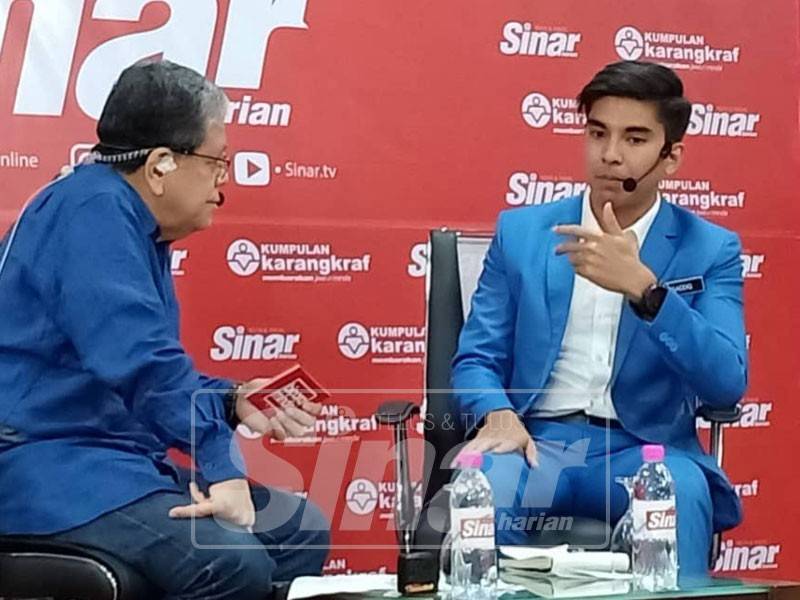 Menteri Belia dan Sukan Syed Saddiq Syed Abdul Rahman (kanan) bersama Moderator, Tan Sri Johan Jaafar pada Program Bicara Minda di Seksyen 15 Shah Alam hari ini.