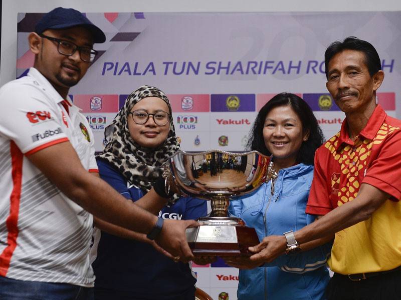 Dari kiri, Zulkifli Jaafar, Pengurus Melaka. Dr Siti Faidul Maisarah Abdullah, Pengurus Sabah. Catherine Benjamin dan Zainal Nordin bersama Piala Tun Sharifah Rodziah pada sidang media praperlawanan separuh akhir dan perlawanan akhir Piala Tun Sharifah Rodziah 2018 di Wisma FAM semalam. - Foto Bernama