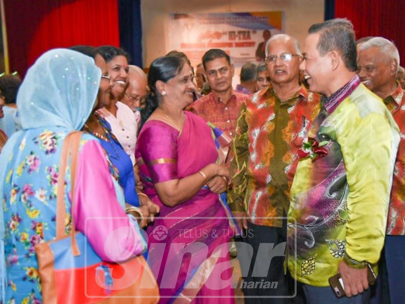 Aminuddin beramah mesra dengan pesara yang hadir pada majlis minum petang.