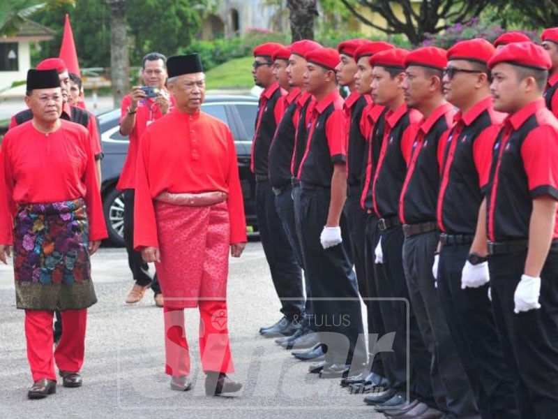 Muhyiddin membuat pemeriksaan perbarisan sempena Konvensyen Bersatu Johor.