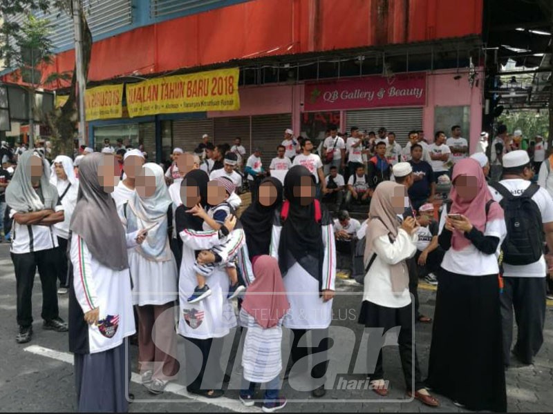 Kelihatan anak kecil yang dibawa oleh segelintir ibu bapa. – Foto Sinar Harian oleh MUHAMMAD AFHAM RAMLI 