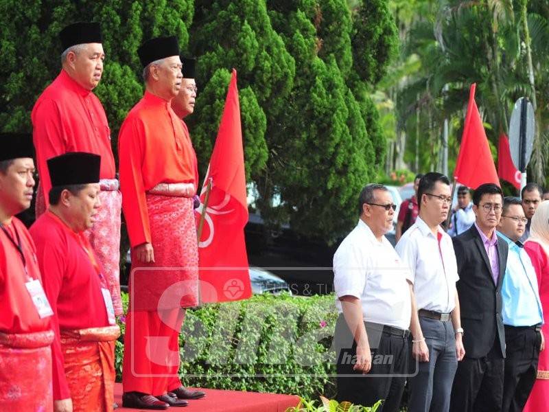 Muhyiddin ketika menyanyikan lagu Bangsa Johor sempena Konvensyen Bersatu Johor.
