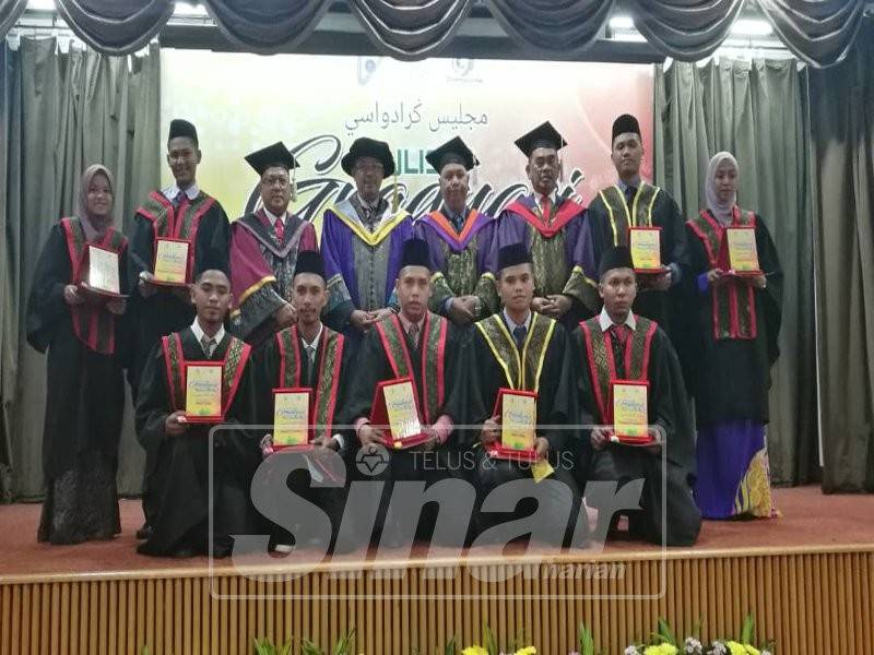 A Rahman (empat, dari kiri) bergambar bersama graduan cemerlang Tesdec.
