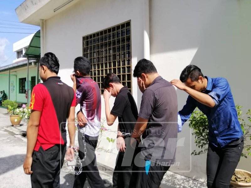 Tujuh lelaki ditahan reman selama empat hari di Mahkamah Majistret Ipoh, hari ini bagi membantu siasatan ancaman letupan