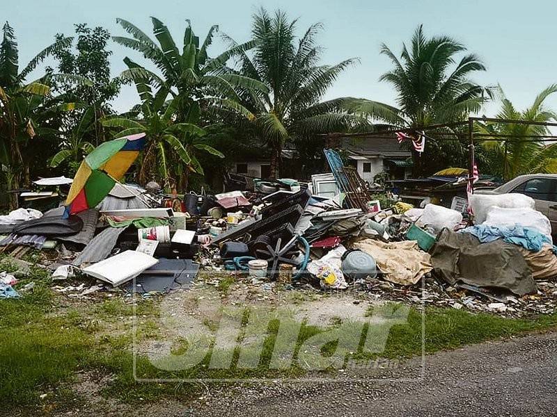 Sampah kitar semula dilonggokkan di hadapan rumah sehingga menjadi tempat pembiakan nyamuk aedes.
