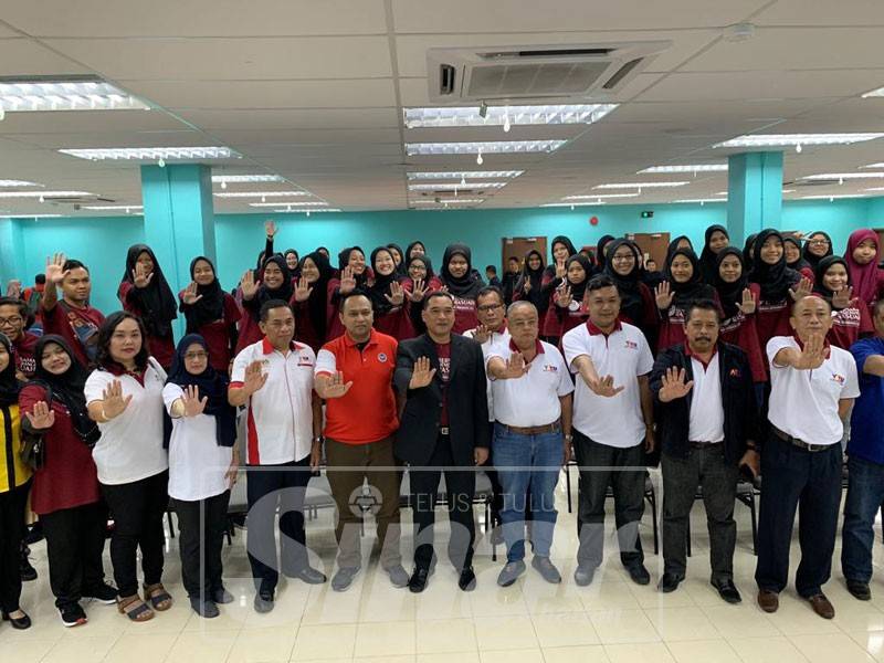 Ramli (lima, kanan) bersama sebahagian peserta kesedaran menolak rasuah.