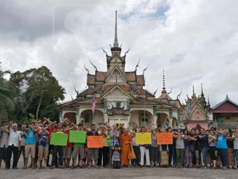 Lebih 300 penduduk berketurunan Siam dari Kampung Teresek, Repek di sini berkumpul merayu Kerajaan Negeri supaya mengkaji semula cadangan pengambil alihan tanah Wat Uttamaran dan kampung berkenaan untuk tujuan projek tebatan banjir Sungai Lemal.