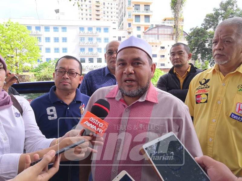 Che Ibrahim ketika sidang media di pekarangan Makam Langgar Lama, Jalan Gajah Mati hari ini.