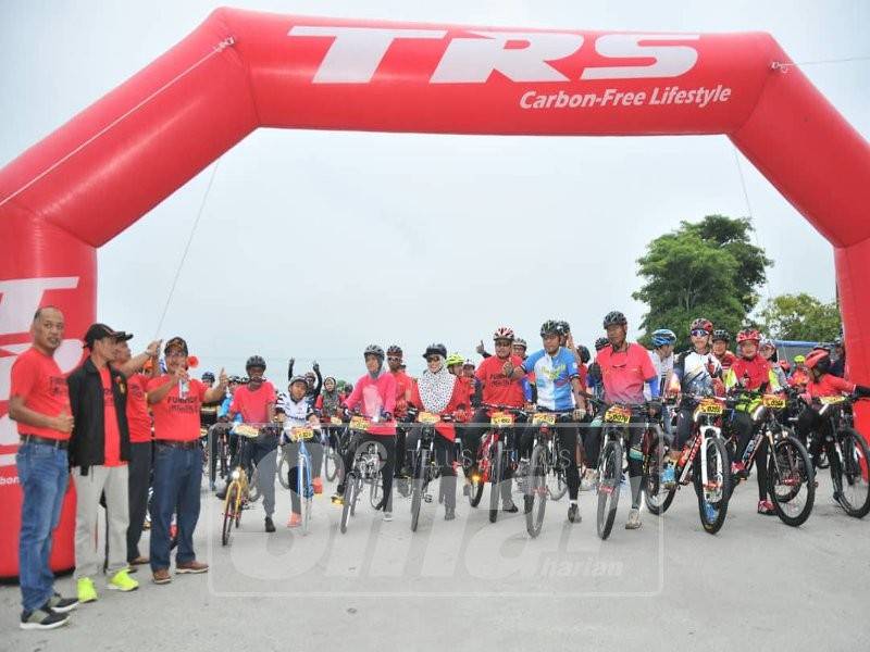 Dr Noor Azmi (tiga, kanan) menyempurnakan upacara perlepasan 400 peserta acara Funride Bersama Tok Mi Bagan Serai di pekarangan Stadium Mini Bagan Serai hari ini.