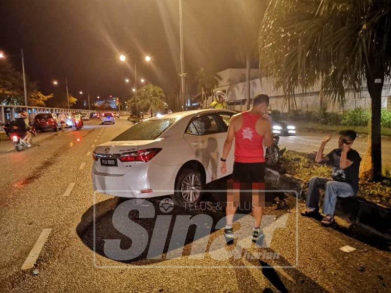 Kereta jenis Toyota Altis yang dipandu seorang lelaki (berbaju hitam) merempuh dua mangsa pagi tadi.
