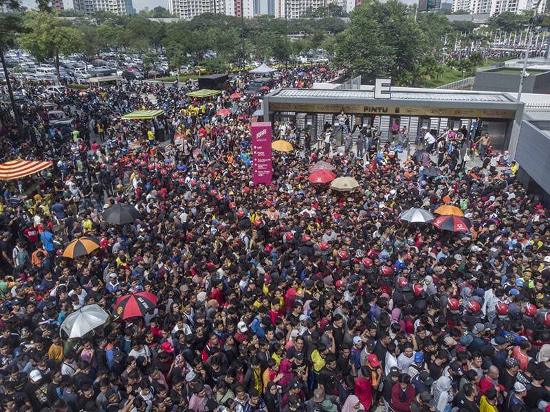 Ribuan para penyokong Pasukan Malaysia beratur untuk membeli tiket menjelang Perlawanan Akhir Piala AFF Suzuki 2018 di Stadium Bukit Jalil Hari ini hari ini. - Foto Bernama