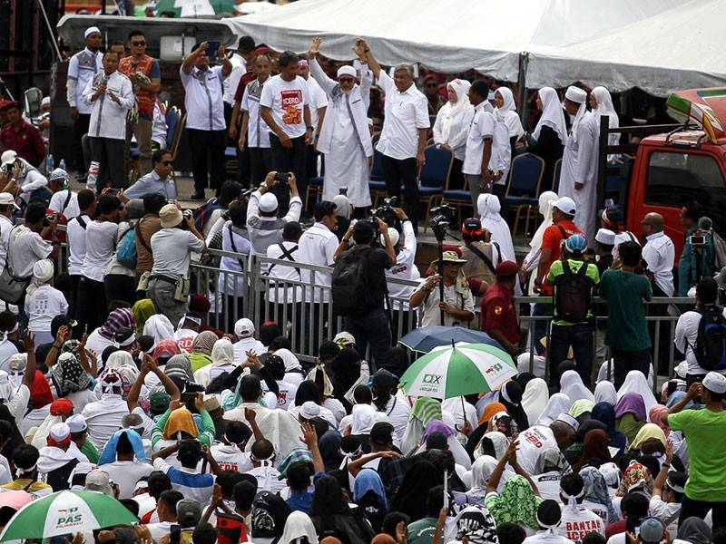 Presiden Umno Datuk Seri Dr Ahmad Zahid Hamidi dan Presiden Pas Datuk Seri Abdul Hadi Awang turut menyertai perhimpunan 'kesyukuran' menolak ratifikasi Konvensyen Antarabangsa Me­ngenai Penghapusan Segala Bentuk Diskriminasi Kaum (ICERD) di Dataran Merdeka. - Foto Bernama