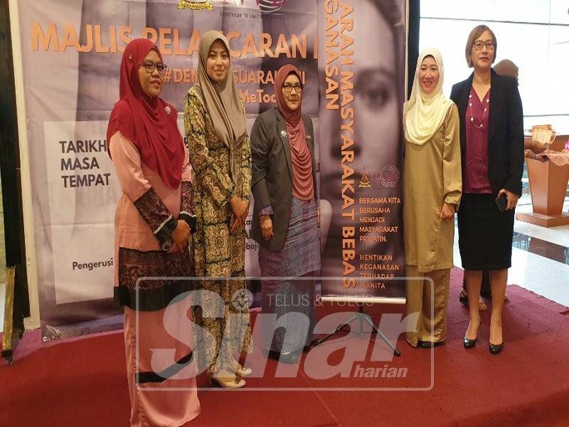 Siti Mariah (tiga kiri) bersama Pengerusi IWB, Dr Daroyah Alwi (dua kanan) merakamkan gambar bersama selepas pelancaran kempen tersebut.