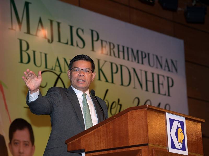 Menteri Perdagangan Dalam Negeri dan Hal Ehwal Pengguna (KPDNHEP) Datuk Seri Saifuddin Nasution Ismail berucap pada Perhimpunan Bulanan (KPDNHEP) bulan Disember di Kementeriannya hari ini. - Foto Bernama