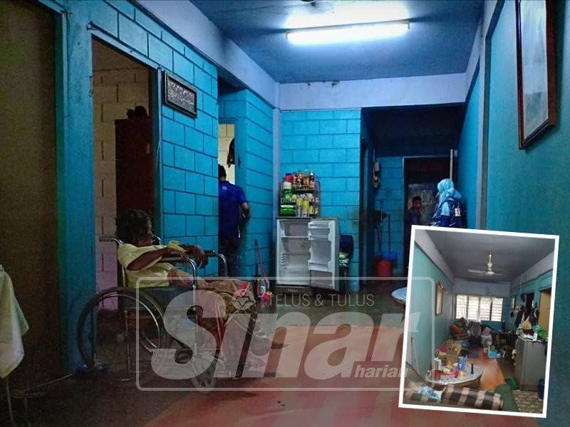 Keadaan rumah makcik Halus selepas dibersihkan. Gambar kecil: sebelum dibersihkan.