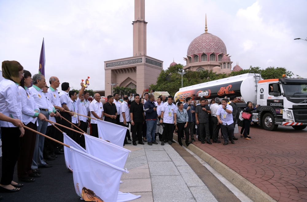 PUTRAJAYA, 11 Dis -- Perdana Menteri Tun Dr Mahathir Mohamad (tiga, kiri) melepaskan kenderaan biodiesel pada Majlis Pelancaran Program Biodiesel B10 Sektor Pengangkutan di Dataran Putra hari ini. Turut kelihatan Menteri Industri Utama Teresa Kok (dua, kiri) dan Timbalan Menteri Industri Utama Shamsul Iskandar Md Akin (empat, kiri). -Foto Bernama
