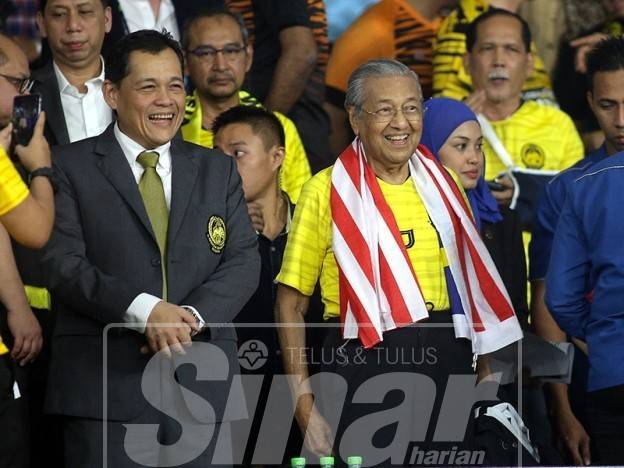 Perdana Menteri Tun Dr Mahathir Mohamad (tengah) sewaktu hadir ke perlawanan Malaysia menentang pasukan Vietnam pada perlawanan akhir pertama Kejohanan Piala AFF Suzuki 2018 di Stadium Nasional Bukit Jalil malam ini. - Foto Bernama