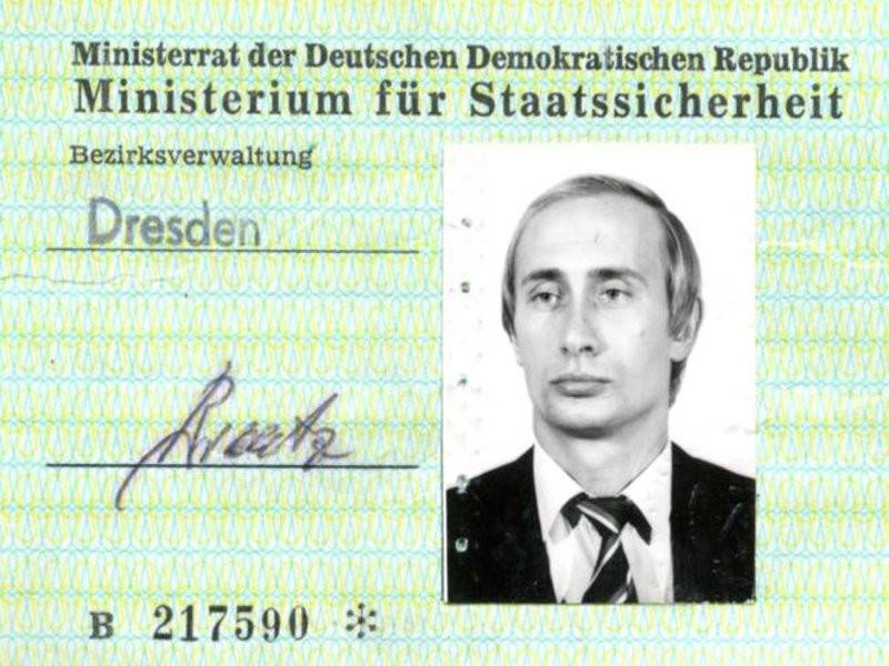 Putin berusia 33 tahun ketika beliau menerima kad identiti Stasi tersebut.