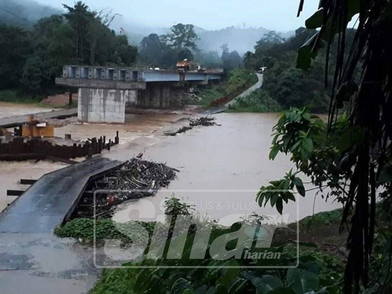 Hujan lebat di kawasan hulu menyebabkan jambatan sementara Pulau Setelu tenggelam.