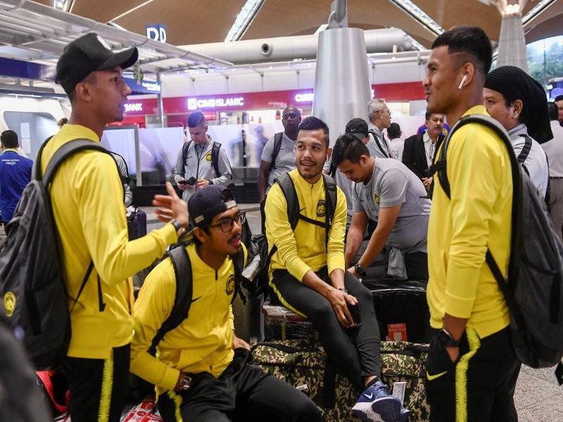 Skuad kebangsaan kendalian Tan Cheng Hoe tiba di Lapangan Antarabangsa Kuala Lumpur (KLIA) pagi ini sebelum berlepas bagi menghadapi Final Kedua Piala Suzuki AFF 2018 bertemu Vietnam Sabtu ini. - Foto Bernama