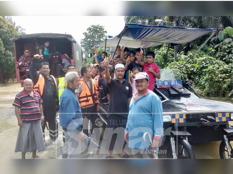 Bot Amfibia Qber yang digerakkan ke lokasi banjir di daerah Hulu Terengganu hari ini menjadi tumpuan komuniti termasuk di Kampung Kuala Ping, Hulu Terengganu.