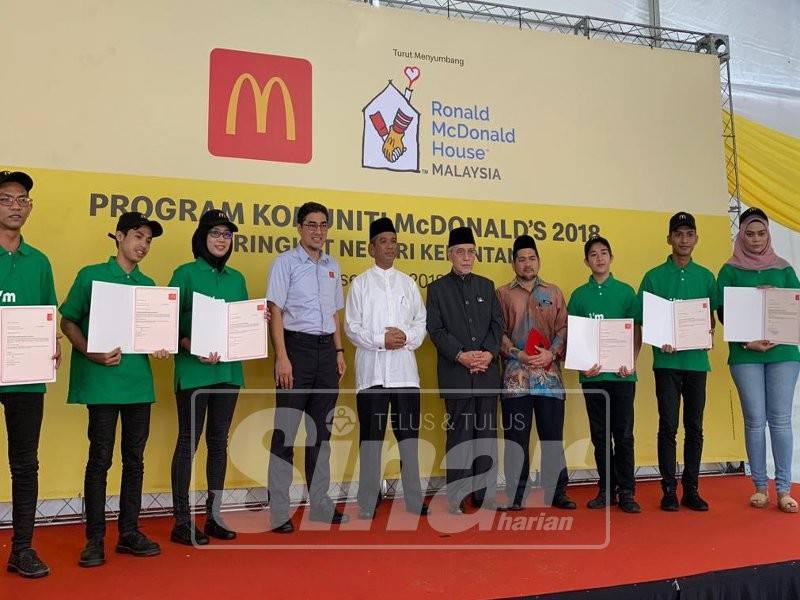 Belia yang mengikuti program perantis McDonald’s menerima pentauliahan hari ini. 