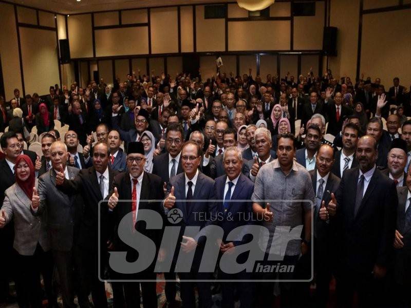 Wan Rosdy bersama kesemua ahli majlis yang dilantik pada majlis terbabit, semalam.