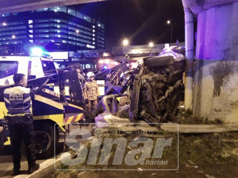 Keadaan kenderaan dipandu mangsa dalam Kejadian kemalangan di Lebuhraya Persekutuan awal pagi tadi.