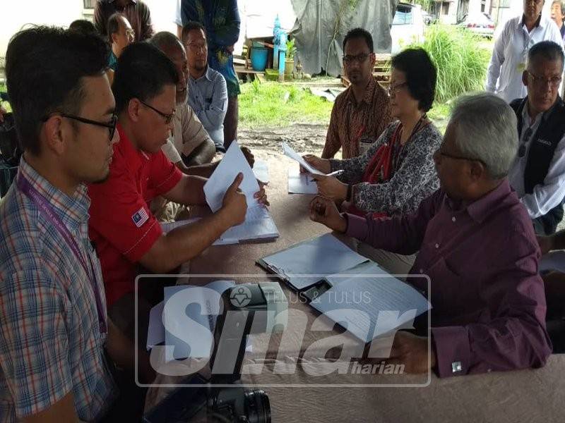 Sivanesan (kanan) ditemani He Mey (dua, kanan) mendengar taklimat dan penjelasan daripada wakil penduduk.