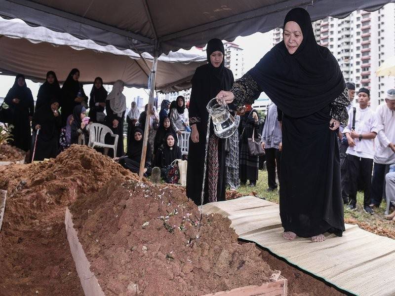 steri kepada bekas Ketua Setiausaha Negara Tun Abdullah Ayub, Toh Puan Anna Abdul Ranee menyiram pusara suaminya di Tanah Perkuburan Islam Bukit Kiara.
Beliau dilahirkan pada 3 Jan 1926 di Pasir Panjang Laut, Sitiawan, Perak. Allahyarham dilantik menjadi Ketua Setiausaha Negara pada 1 Jan 1979 dan bersara daripada perkhidmatan awam pada 3 Jan 1981. - Foto Bernama