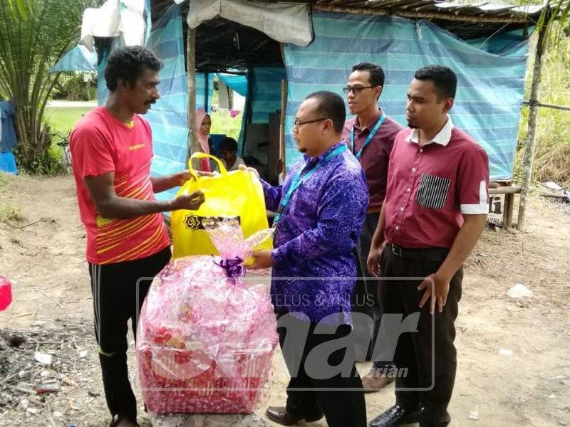 Kakitangan LZS bertemu Mohammad Ashraf bagi membantu keluarga tersebut.