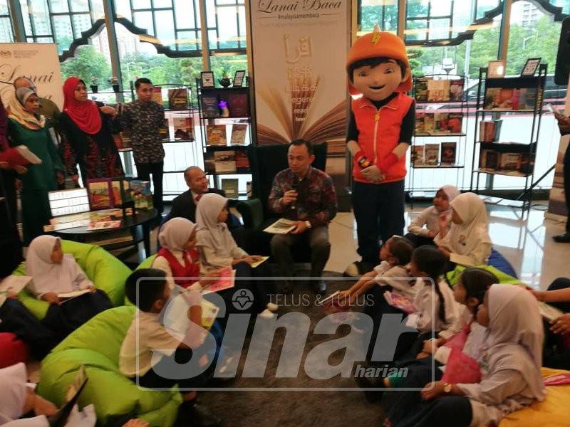 Maszlee membacakan buku kepada sekumpulan kanak-kanak pada Majlis Pra Pelancaran Dekad Membaca Kebangsaan di kementerian itu hari ini.