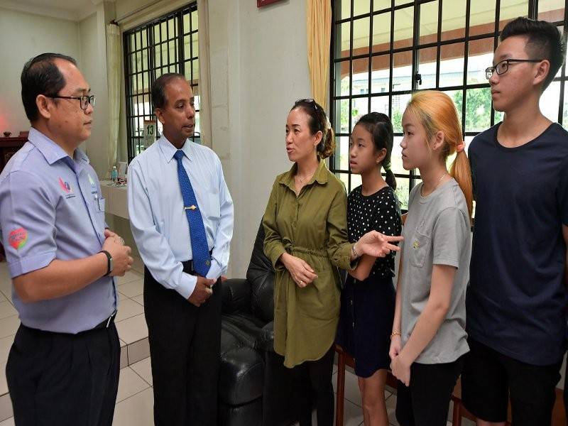 Menteri Sumber Manusia, M Kula Segaran beramah mesra dengan Lon Kik Ping penjaga kepada anak mangsa seorang daripada tiga pekerja yang terbunuh dalam kejadian letupan gas di Nene Chicken CityOne Megamall 4 Dise lalu ketika menyampaikan faedah PERKESO kepada empat daripada enam anak mangsa di bawah 21 tahun, hari ini. - Bernama