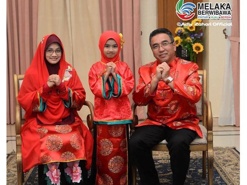 Adly bersama Dalilah dan salah seorang anak mereka.