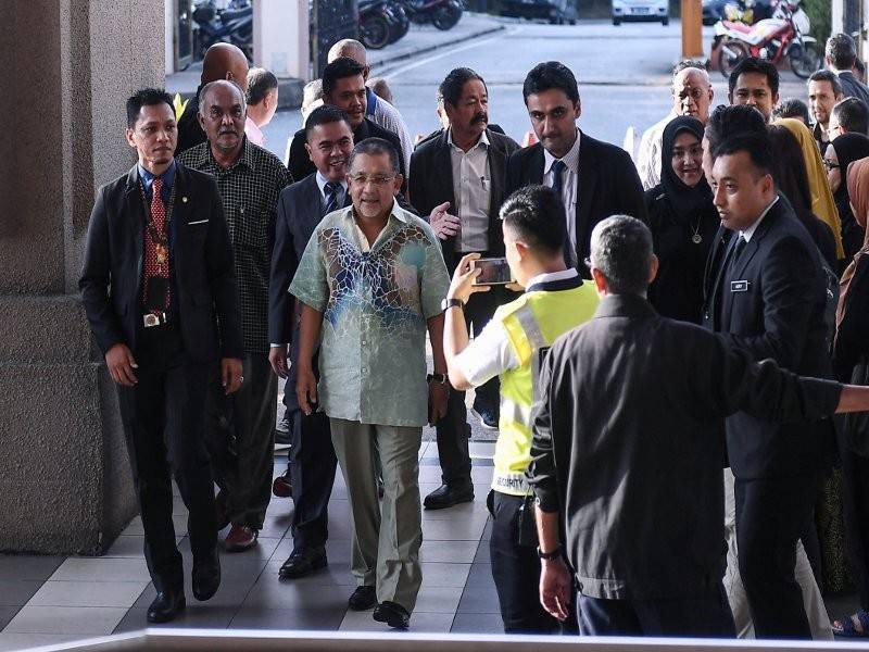 Mohd Isa (depan dua, kiri) tiba di Kompleks Mahkamah Jalan Duta kira-kira 8.30 pagi bagi menghadapi pertuduhan pecah amanah dan rasuah berhubung kes pembelian sebuah hotel di Kuching, Sarawak oleh Felda Investment Corporation (FIC). - Foto Bernama