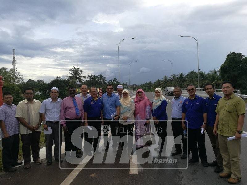 Empat dari kiri: Karupaiya, Wan Mohamad, Izamel, Rohaida dan Siti Aisyah bersama kakitangan JKR.