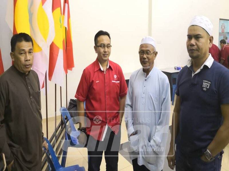 Jamal (kanan) beramah-mesra bersama ahli Umno pada Program Taklimat dan Penerangan bersama Ketua Cawangan Umno Bahagian Sungai Besar, di Bangunan Umno Bahagian Sungai Besar, di sini, malam tadi.
