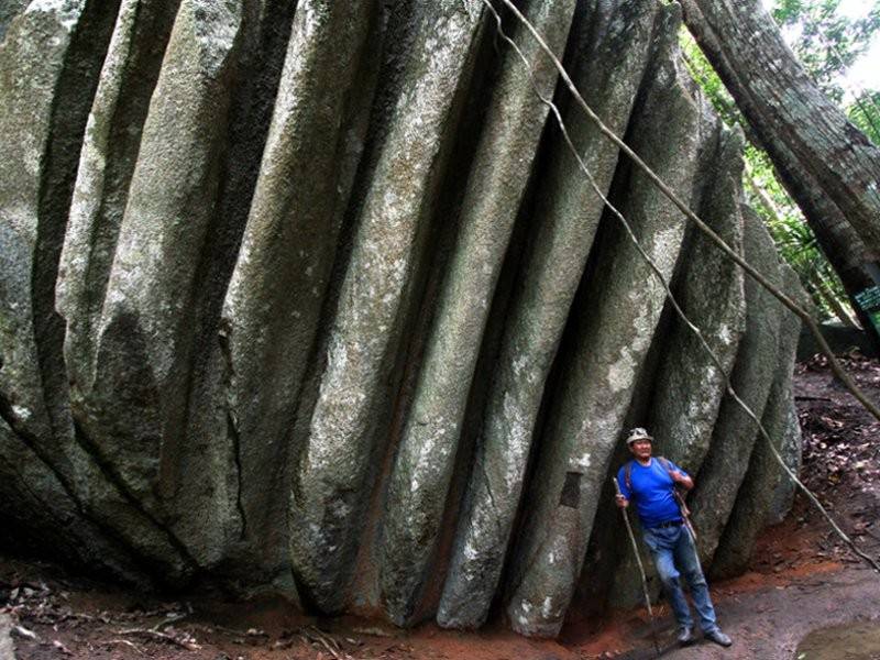 Ramlan, 52, bergambar berlatarkan Batu Berombak atau 'Wave Rock' yang terletak di puncak Bukit Baginda, Batu Kikir, dekat sini. - Foto Bernama