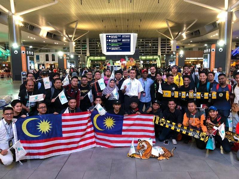 Lingam (topi merah) bersama sebahagian penyokong Harimau Malaya di KLIA2, pagi tadi.