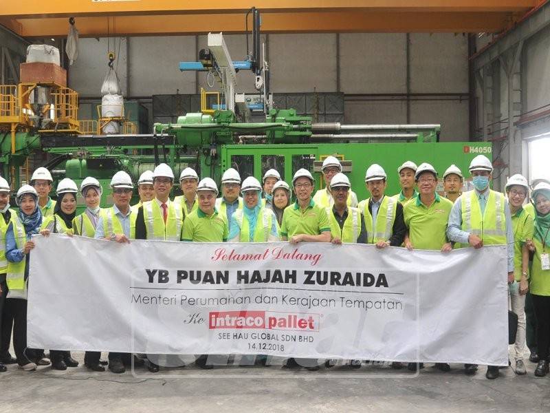 Zuraida bergambar dengan kakitangan kilang plastik Intraco See Hau Global Sdn Bhd di Ulu Tiram.