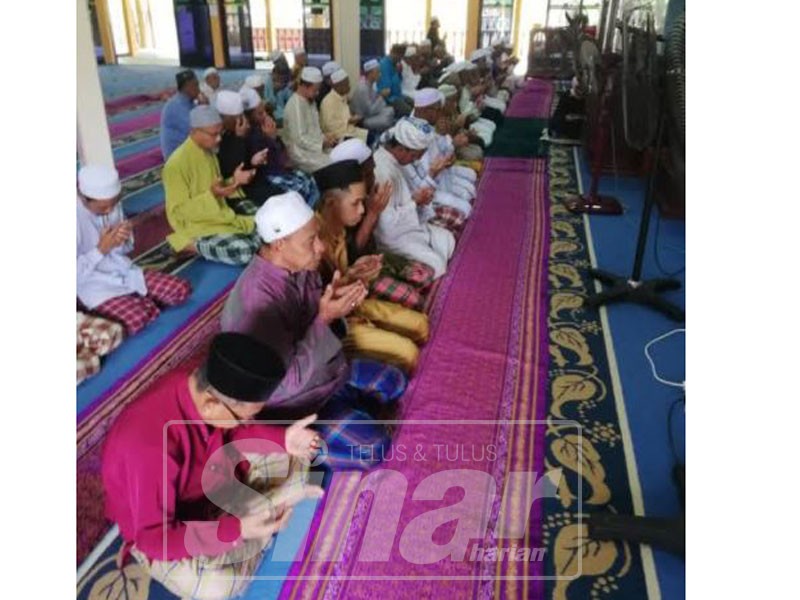 Antara jemaah yang turut sama program solat hajat mendoakan kesejahteraan warga Felda anjuran MBFM di Masjid Jamek Felda Semenchu, hari ini.