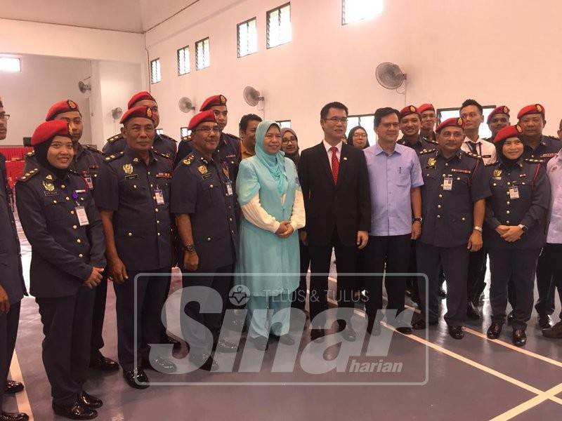 Zuraida (tengah) bergambar bersama orang kenamaan dan pegawai bomba Johor pada lawatan berkenaan hari ini.