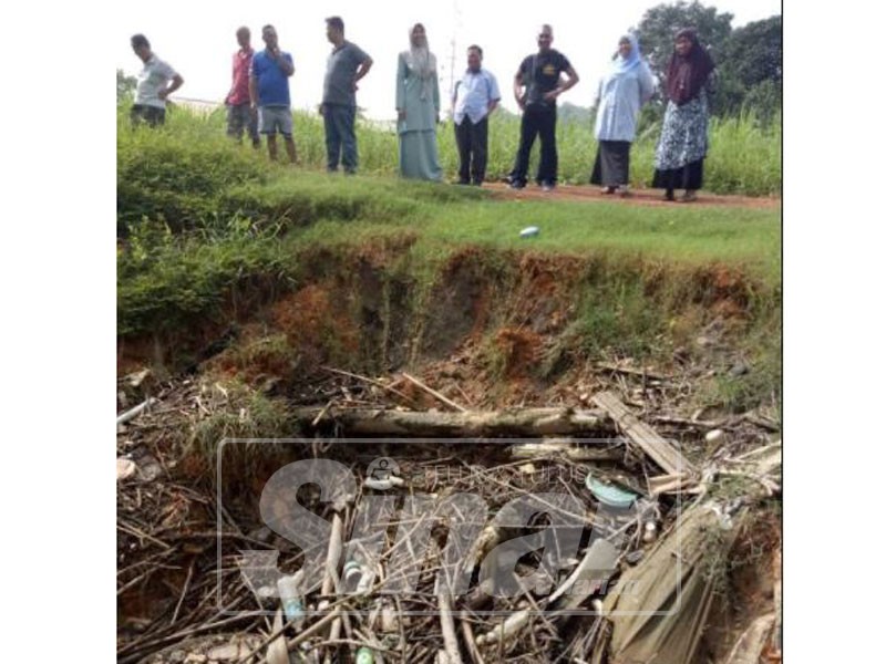 Juwairiya (tengah) meninjau keadaan benteng yang rebak akibat kerosakan sistem pembetung.