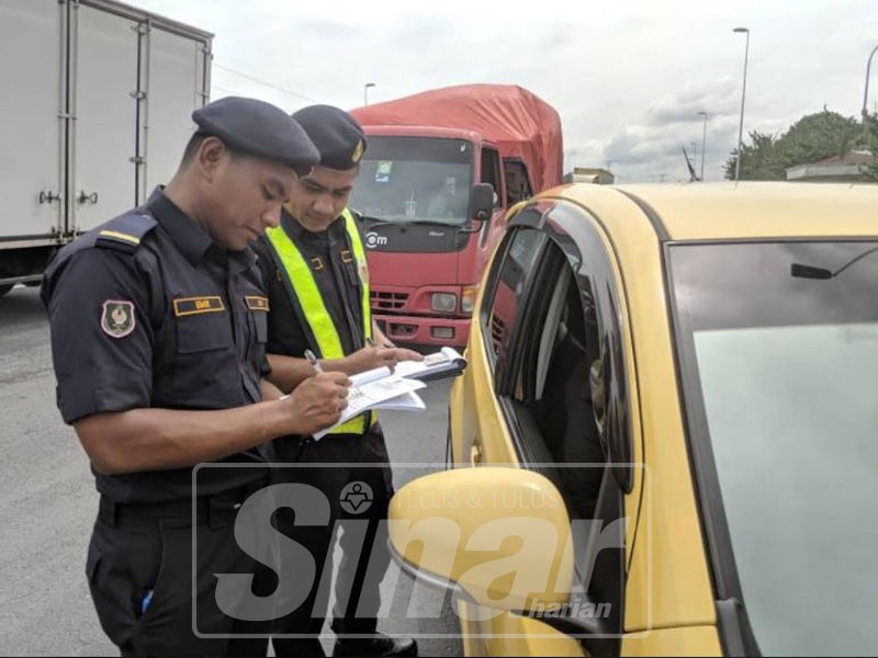 Anggota JPJ Selangor melakukan pemeriksaan ke atas kenderaan semasa operasi bersepadu dijalankan.