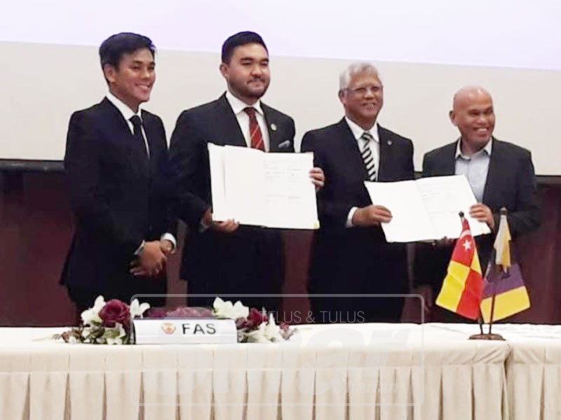 Majlis menandatangani MoU disempurnakan oleh Timbalan Naib Canselor (Hal Ehwal Pelajar) UiTM, Prof Datuk Dr Abdullah Mohammad Said dan Setiausahan Agung FAS, Dr Johan Kamal Hamidon sambil disaksikan oleh Tengku Amir serta Naib Canselor UiTM, Prof Emeritus Datuk Dr Hassan Said.