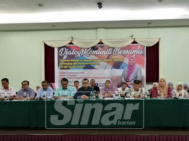 Fuziah bersama agensi yang terlibat pada Majlis Dialong bersama Kawasan Rukun Tetangga Parlimen Kuantan di sini, semalam.