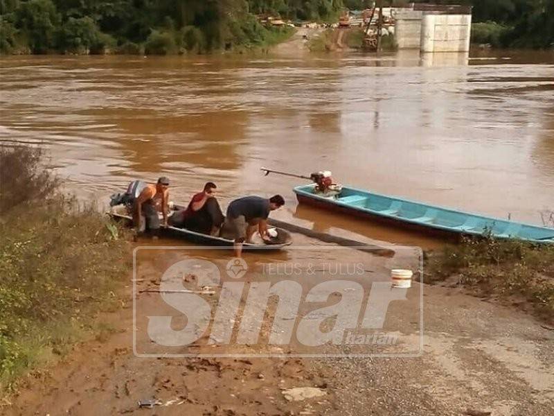 Penduduk menyediakan perkhidmatan bot kepada orang ramai yang hendak ke Manjor dan Pemberian.